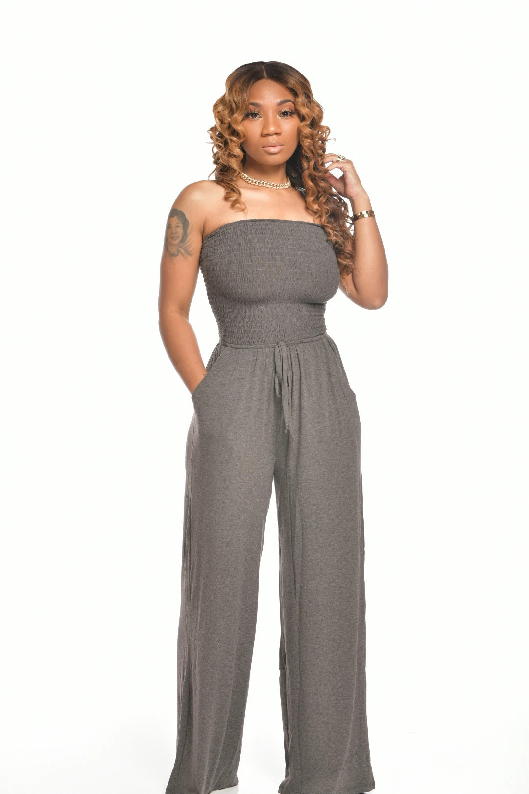 Off-shoulder gesmokte jumpsuit